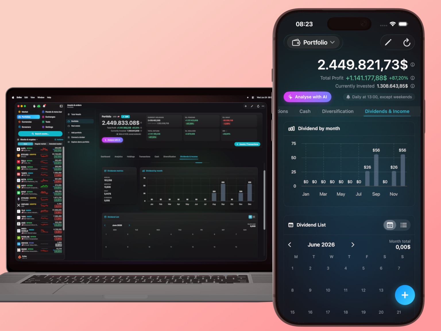 La vue dividendes et revenus d’Evibe sur iPhone — un graphique en barres « dividende par mois » et un calendrier mensuel des dividendes — avec la même vue ouverte sur le Mac derrière.